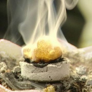 Burning Luban Gum as an incense